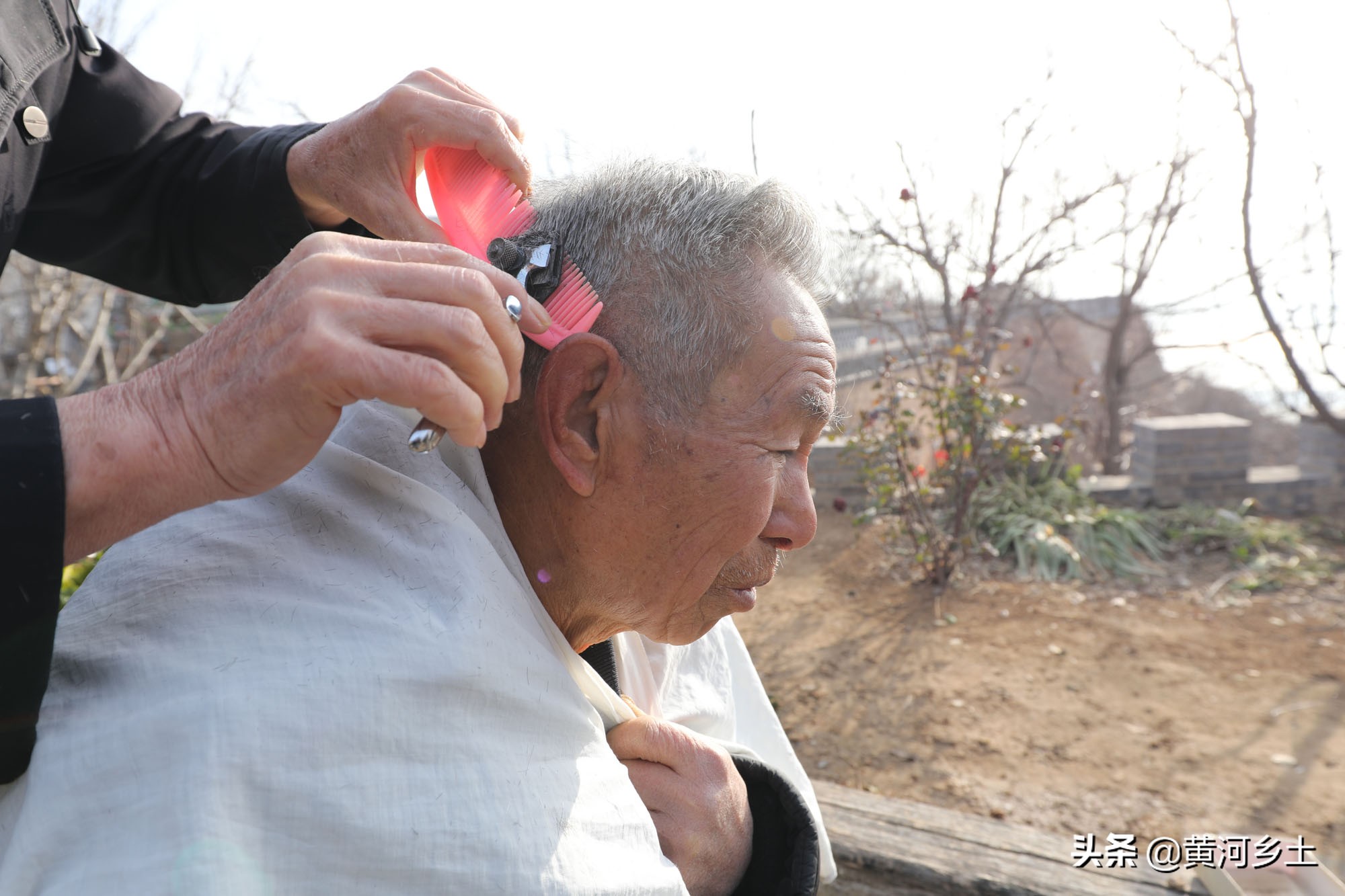 郑大叔看到我们拿着相机,笑着说,你们是不是没有见过这样理头发的