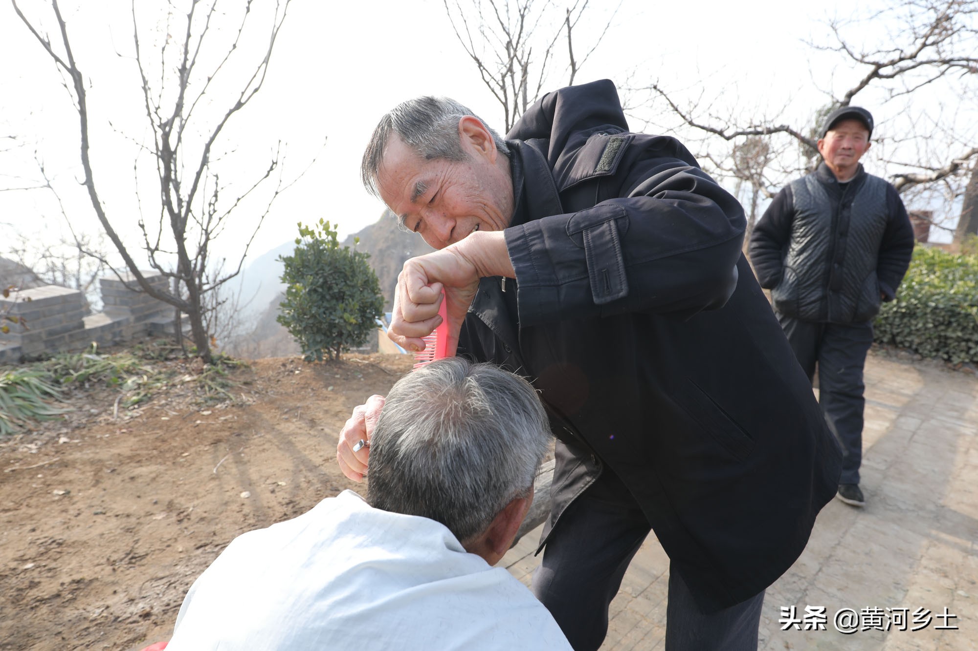 山西70岁大爷给老伙计推头发,用的理发推子很稀罕,90后没有见过