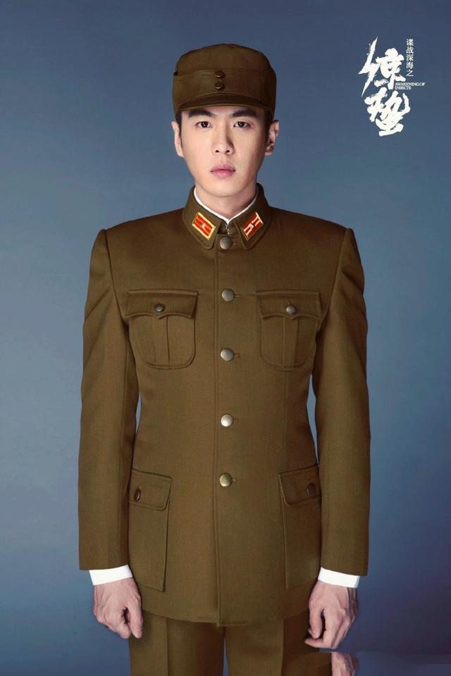 31岁张若昀穿紧身毛衣参加综艺,好身材一览无余,胸肌太健硕这一套军装