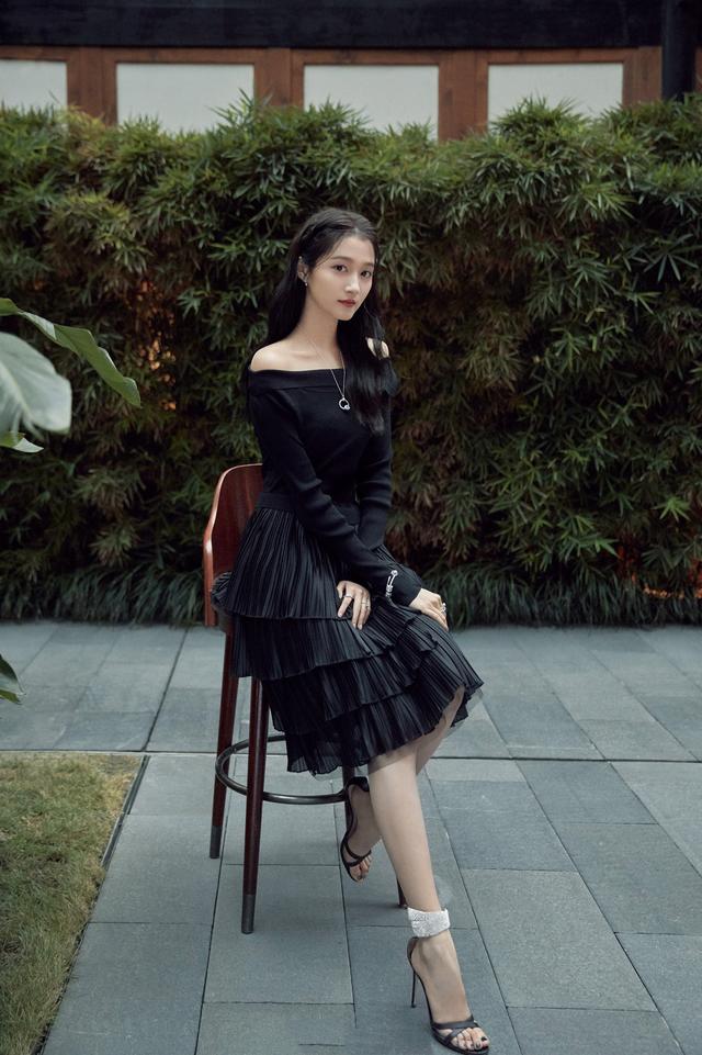 都20多岁了还穿得像个孩子,郑爽轻熟风大秀美腿,好身材太有料!