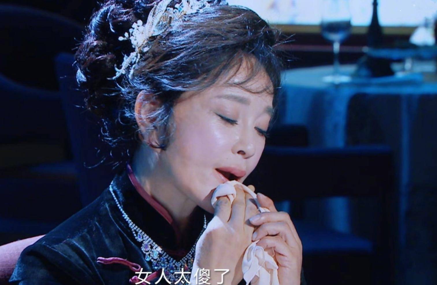 刘晓庆重温《芙蓉镇》,晒与旧爱姜文32年前合照,自夸演技在线?