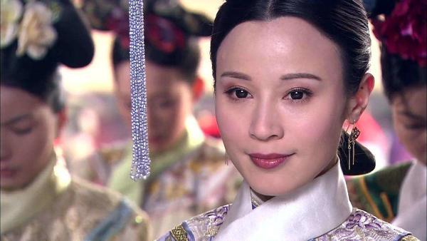 她是《步步惊心》里八福晋,一副不起眼的耳钉,也能彰显非凡气质