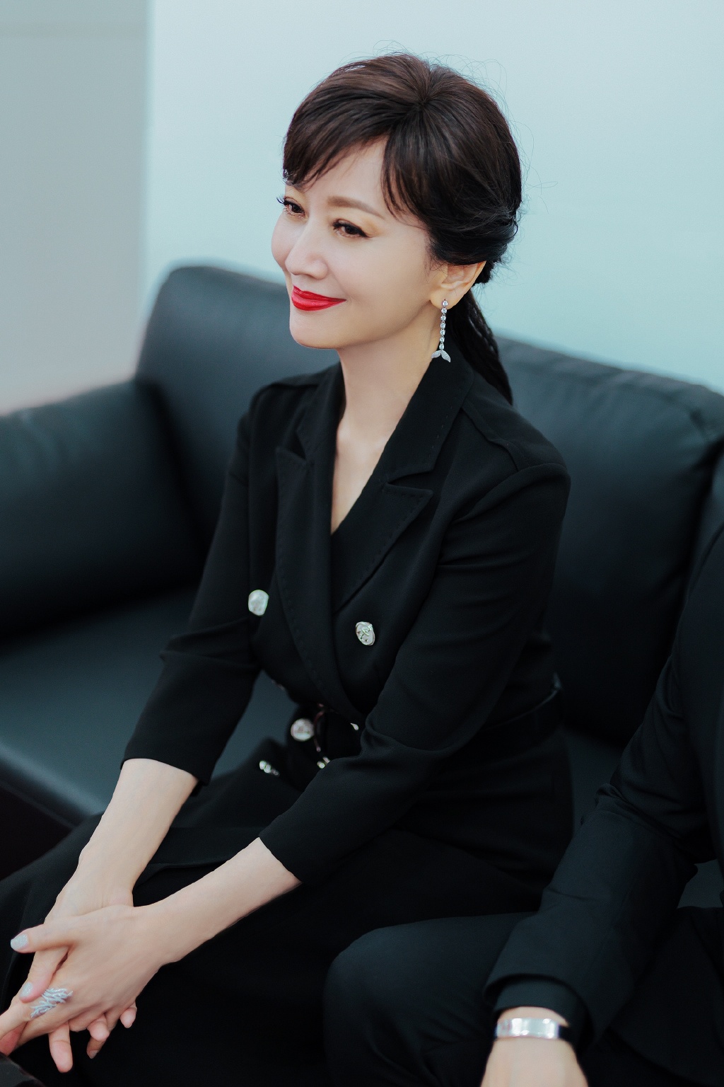 赵雅芝保养得太年轻,穿黑色西装同框儿子黄恺杰,不像母子像姐弟