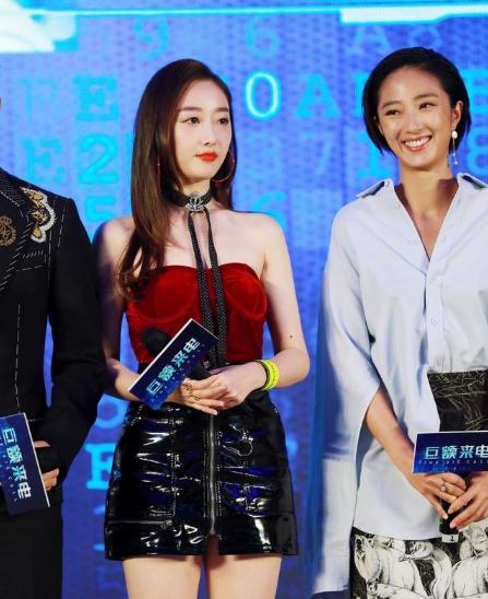 难怪女星不敢和蒋梦婕同框她黑夜里白到发光比黑人牙齿还夸张