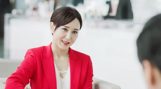 41岁胡静新剧开播穿白色职业装,扮演精英律师,干练十足