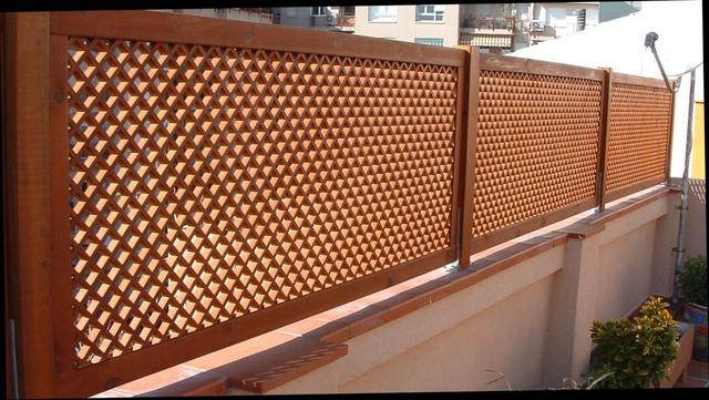 2层楼带露台,围墙没1米加圈木质围栏来增高,中间镂空通风人人夸