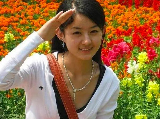 冯绍峰老婆未红时游山玩水赵丽颖穿运动裤随地坐超可爱