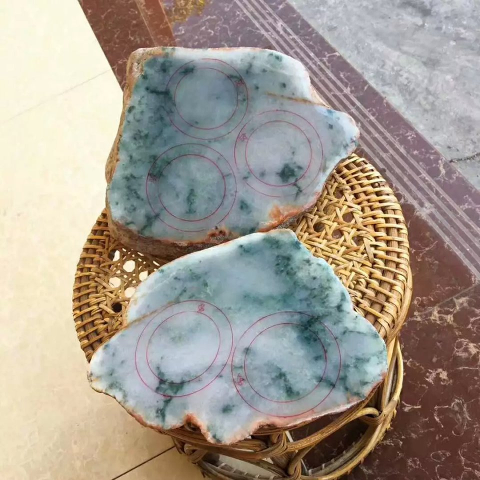 美女3000捡漏的翡翠原石,切出10支冰种手镯,这趟去缅甸值了!