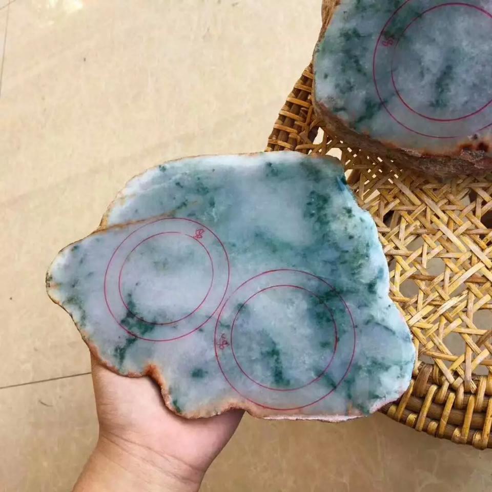 美女3000捡漏的翡翠原石,切出10支冰种手镯,这趟去缅甸值了!