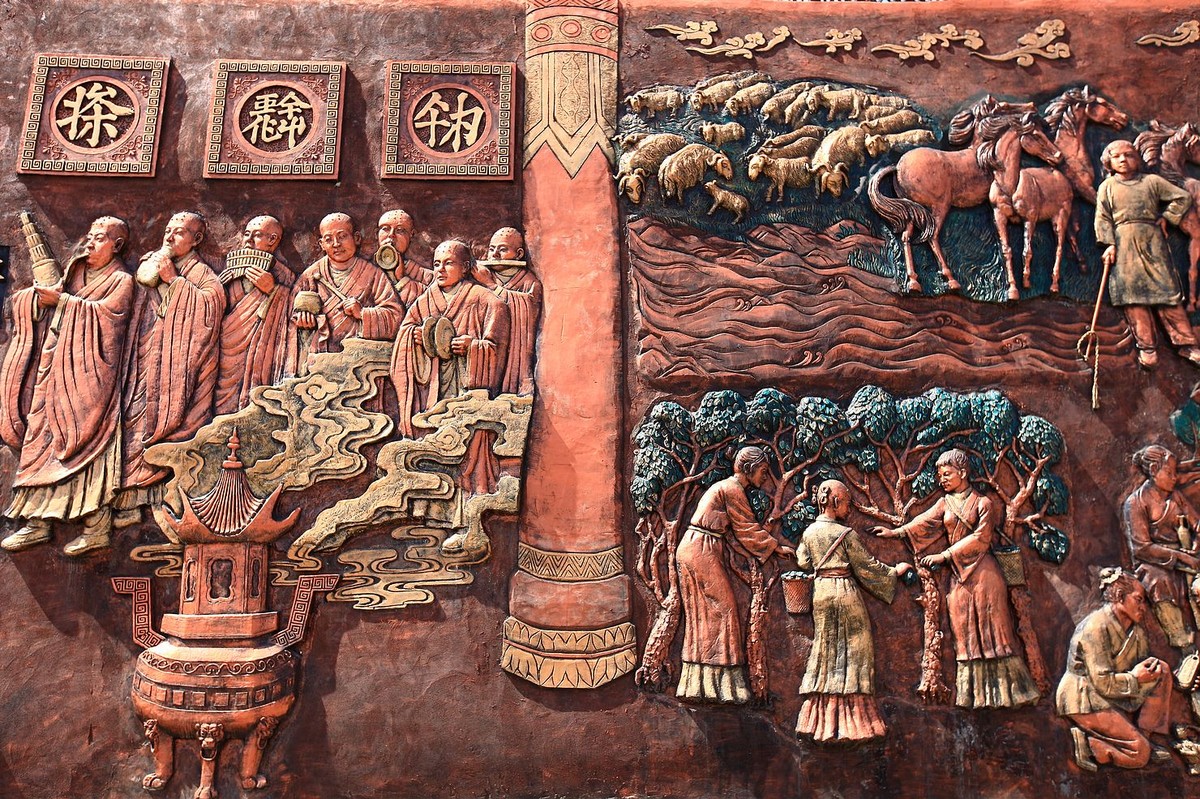 公元916年,始建年号,国号为"契丹",定都上京临潢府(今内蒙古赤峰市