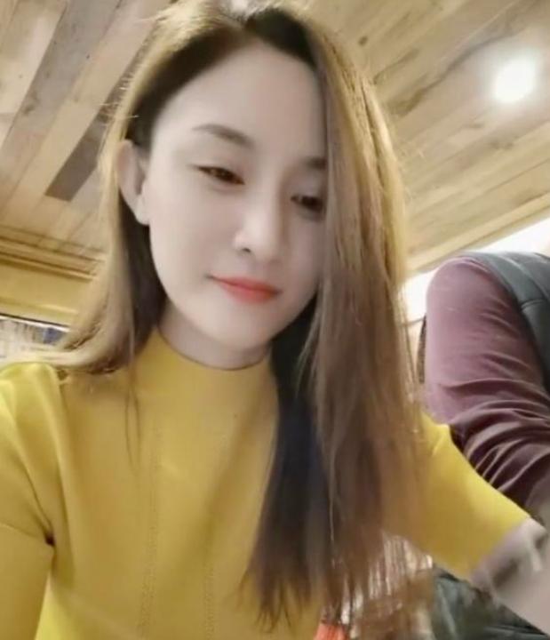 喜剧演员贾冰在家烧大锅灶妻子正脸曝光很惊艳网友直呼有福气