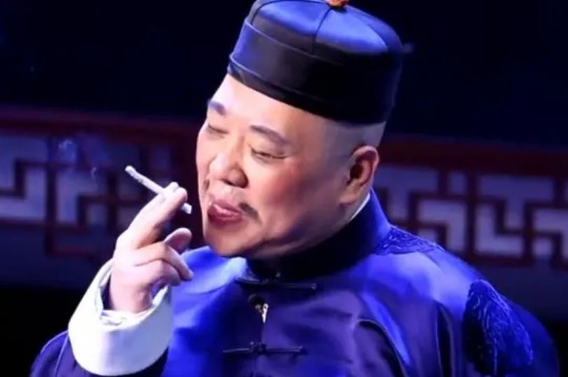 郭德纲台上吸烟,引作家怒怼:明星抽烟不怕带坏青少年?