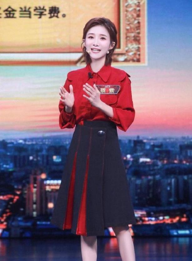 34岁小董卿蔡紫跟李沁唐艺昕太像了明星脸哪像6岁孩子的妈