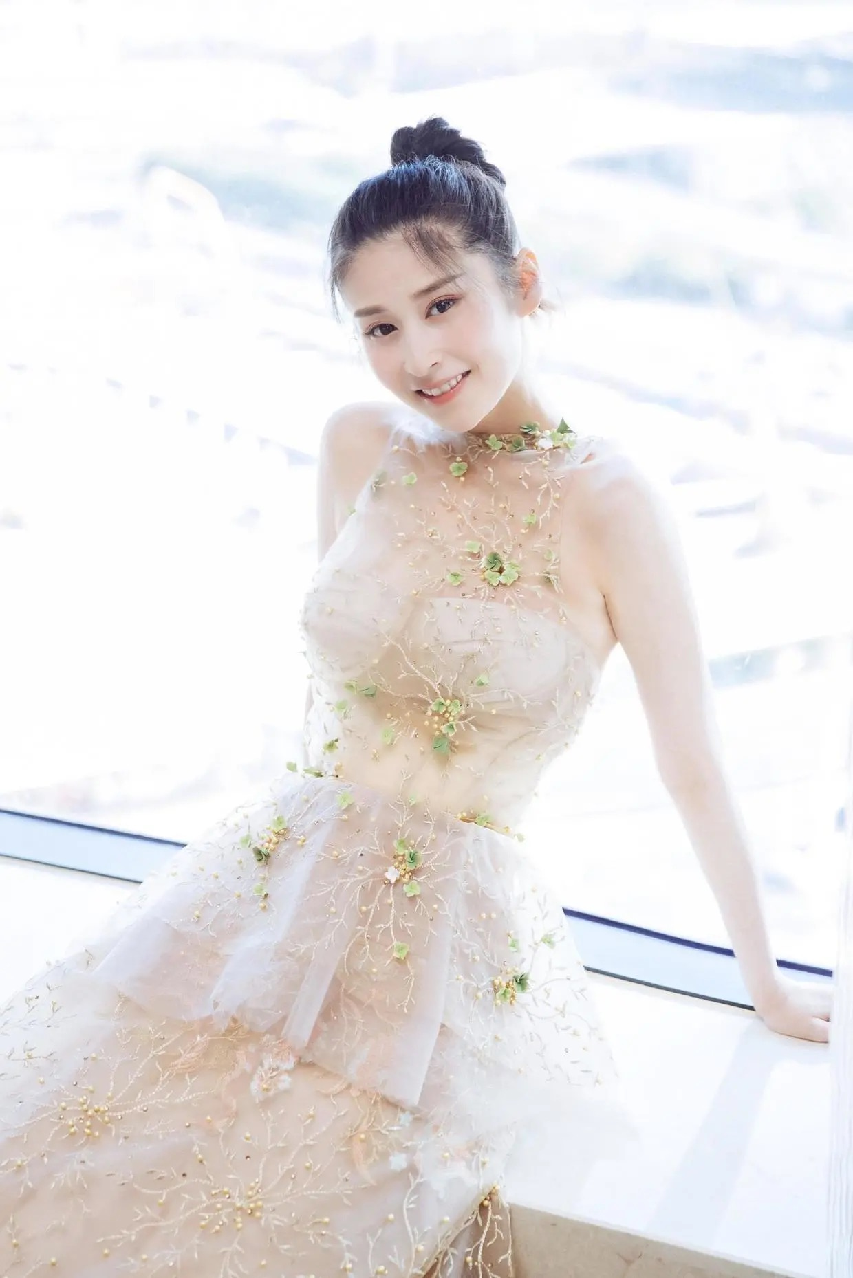 颖儿身材不丰满但敢穿,半透裸色连衣裙凹造型,气质惊艳美极了