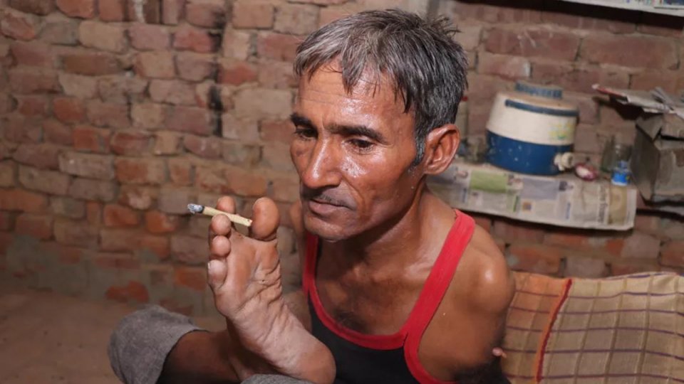 但有些顾客一开始仍然对他没有信心,他们觉得一个没有手臂的男人做不