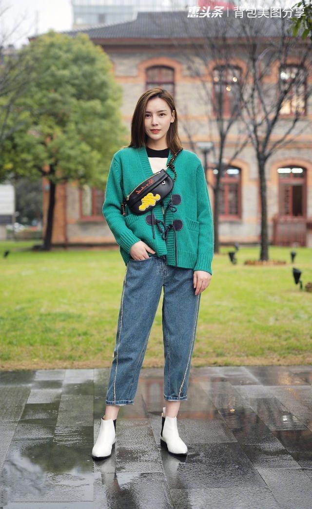 路人街拍美女上衣是一款白色的v领针织衫凸显曼妙身姿