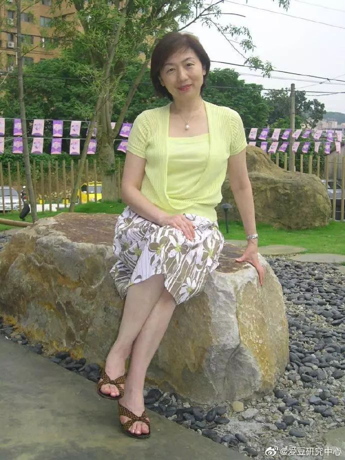 妈妈叶秀玲,服装设计出身,之后转行电子业,开了自己的半导体公司"元超