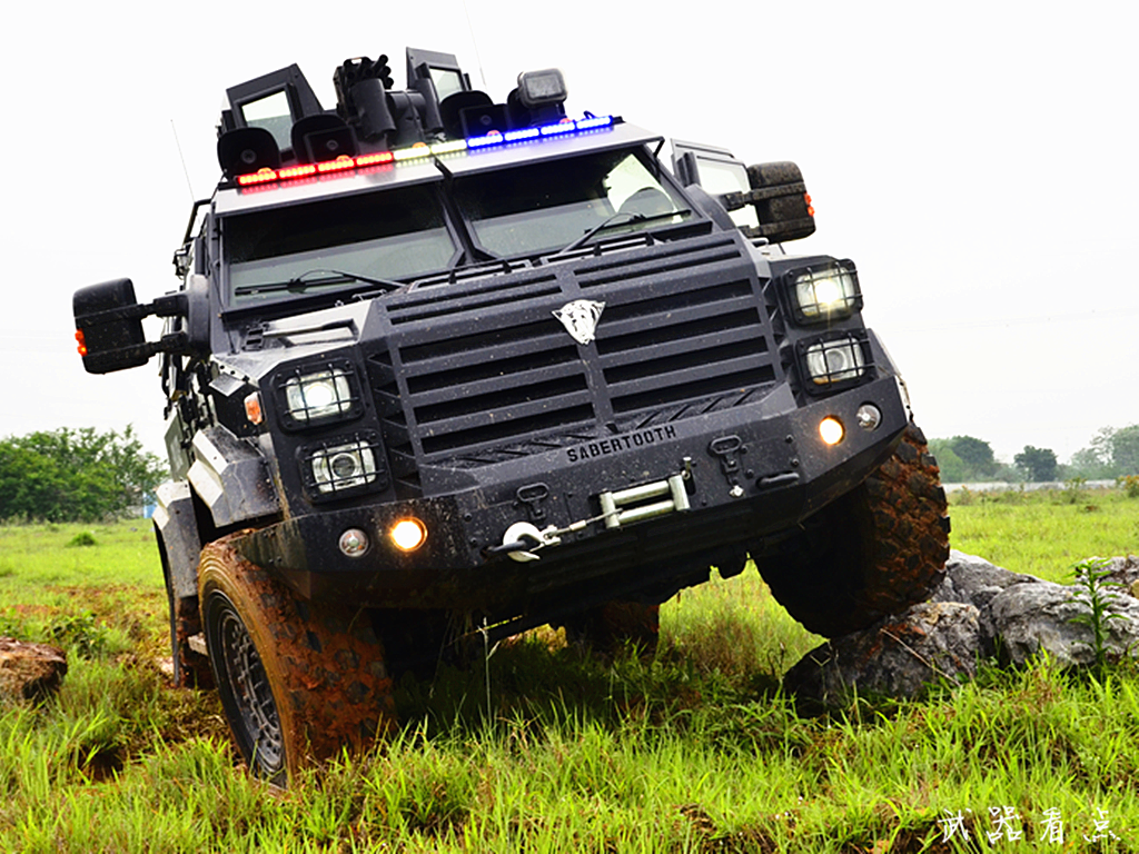 军事丨国产剑齿虎装甲防暴车能防御ak74步枪的攻击