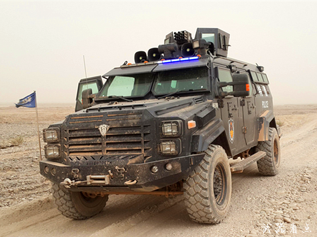军事丨国产剑齿虎装甲防暴车能防御ak74步枪的攻击