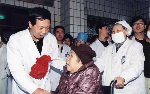 17年前,王卫国的母亲坐在轮椅上送他去太原抗击非典一线。受访者供图