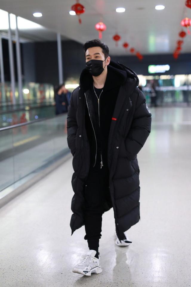 黄晓明还是那么敢穿,穿超长大衣走机场挺有范,耐心签名实力宠粉