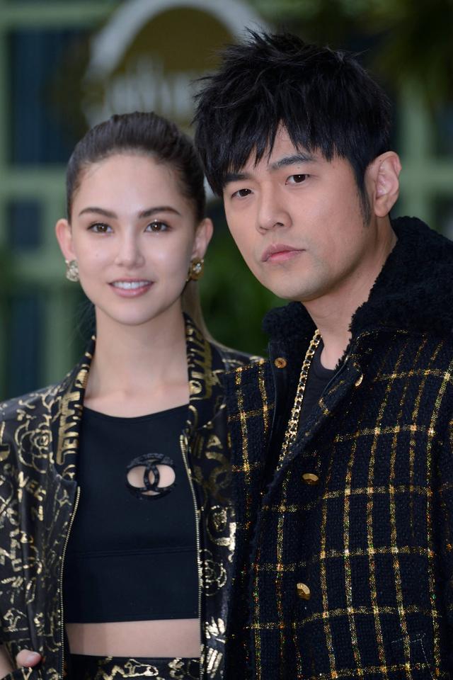 杨丞琳与李荣浩高调秀恩爱被赞情商高周杰伦和昆凌偷偷摸摸逛街