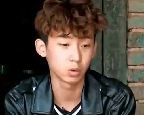 还记得《变形计》黄圣杰吗?微博晒与女友合照,没有杨馥宇好看