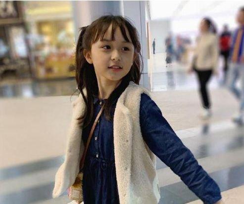 出演小芈月的她,长大后颜值高仍像洋娃娃,发际线却令人担忧