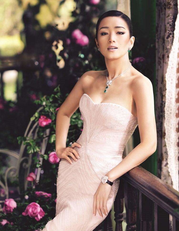 巩俐身穿一袭粉色燕尾裙亮相,清纯可爱宛如少女,哪里像55岁