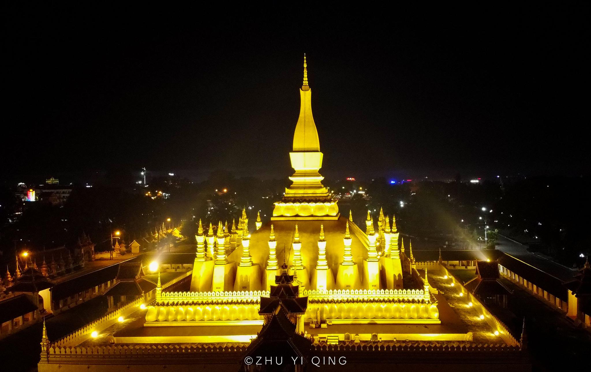 老挝首都有座金碧辉煌的佛塔塔身镶满真金当地人视为佛教圣地