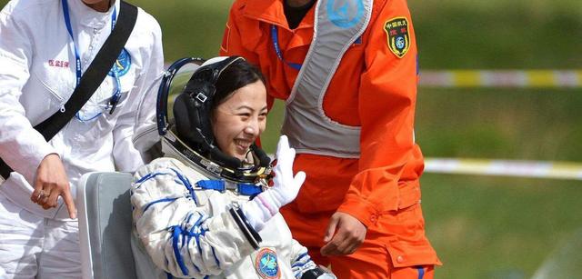 航天员返回地球后,为何是坐在轮椅上被抬出来的?没想到这么危险休闲区蓝鸢梦想 - Www.slyday.coM 航天员返回地球后,为何是坐在轮椅上被抬出来的?没想到这么危险休闲区蓝鸢梦想 - Www.slyday.coM