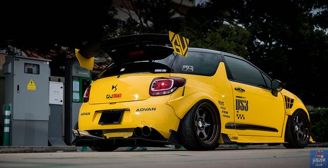 改装竞技姿态的亮黄色ds3拥有十足的回头率