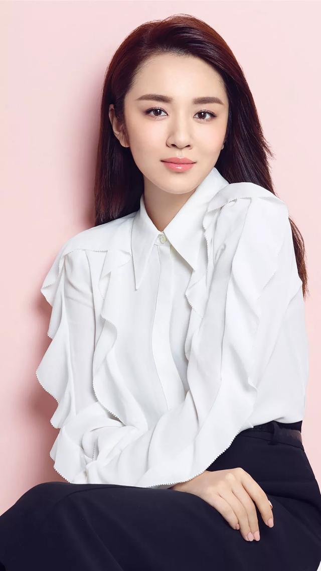 王晓晨活脱脱一只美人鱼,锁骨瘦的像模特,白纱裙下身材绝了