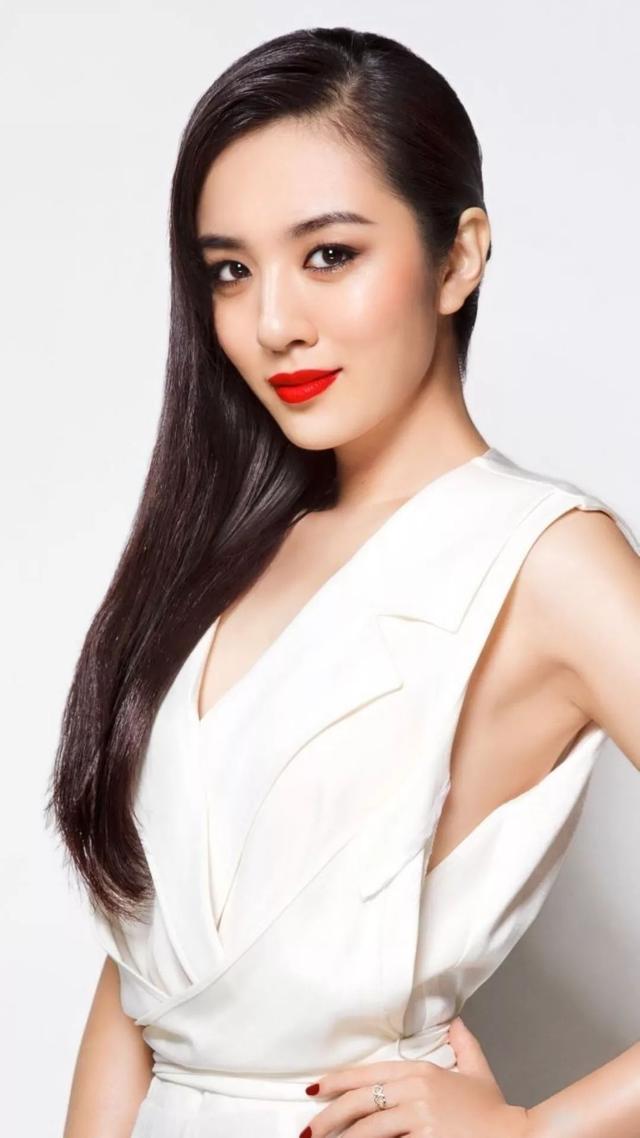 王晓晨活脱脱一只美人鱼,锁骨瘦的像模特,白纱裙下身材绝了