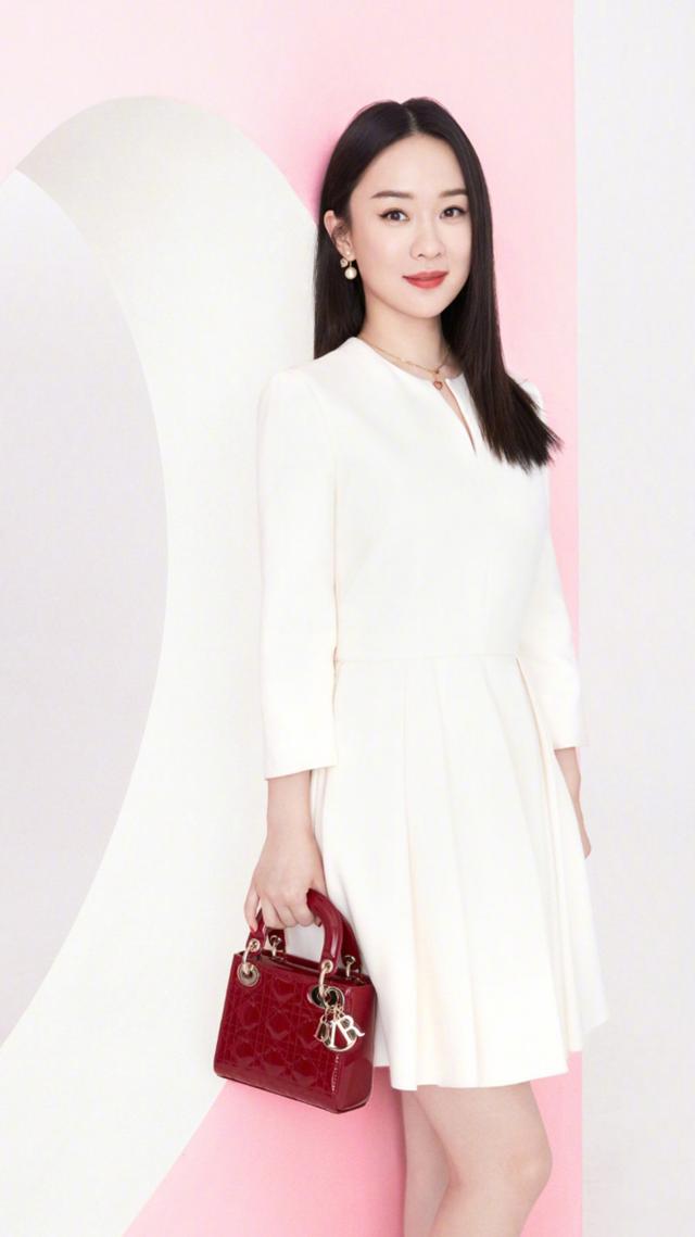 霍思燕夫妇为情人节拍照,穿白色连衣裙秀身材,杜江把铁锁当项链