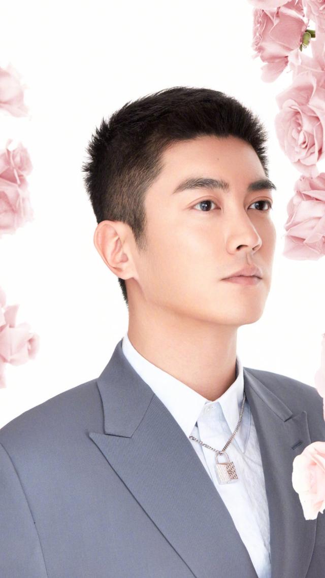 霍思燕夫妇为情人节拍照,穿白色连衣裙秀身材,杜江把铁锁当项链
