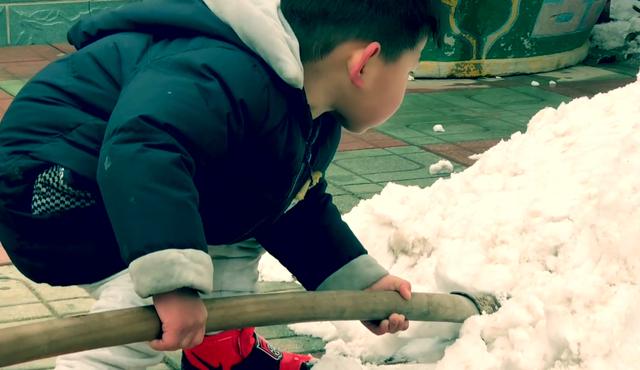 谢孟伟带儿子堆雪人,谢谢冻得流鼻水,用铁锨铲雪人小力气大