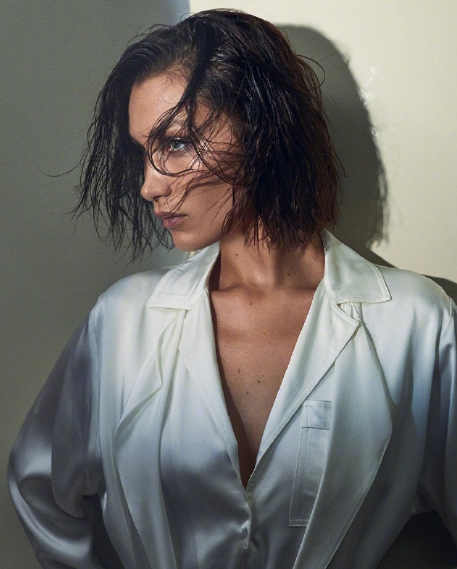 24岁贝拉哈迪德2月封面超深v黑色连体衣性感凌厉大气十足