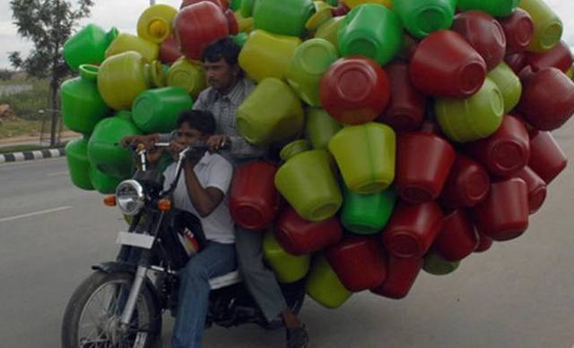 印度人不光是火车超载,连交通工具都超载了!