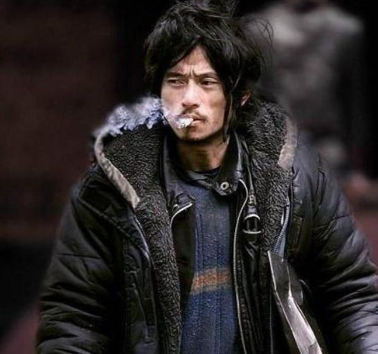 因颜值走红的"犀利哥"虽然乞丐外表却帅气逼人,如今变成了样