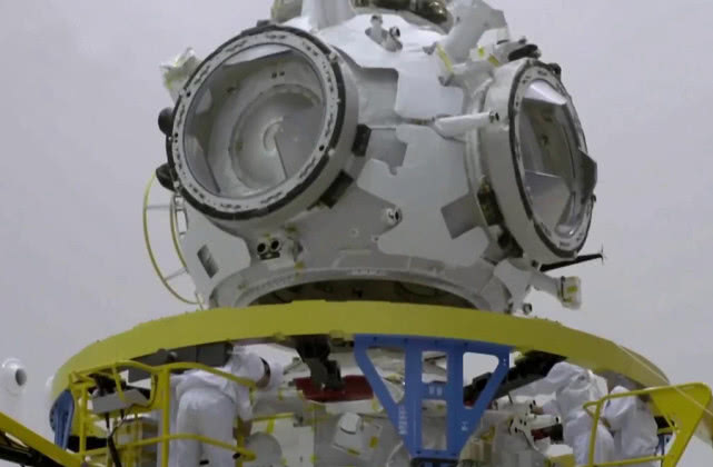 构型,因此不论是发射尺寸还是发射重量都远超国际空间站曙光号核心舱