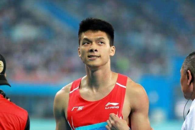 最终梁劲生胜出成就短跑双冠王,主项200米首次达到国家健将.