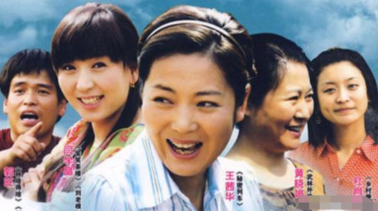 而在更早之前,于2009年9月播出的《女人的村庄》这部作品中,黄晓娟
