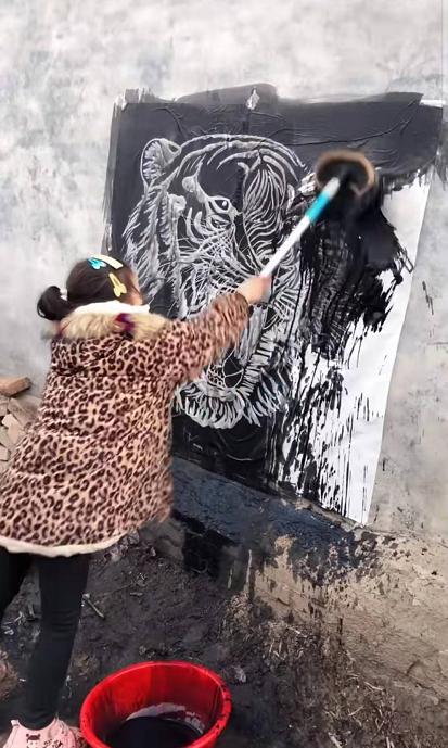 小学生在墙上画画,以为瞎胡闹,当把墨泼上去的时候,网友服了|小学生|