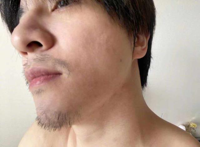 薛之谦光膀子自拍毫无包袱留胡子怼镜成大叔侧颜却神似陈坤