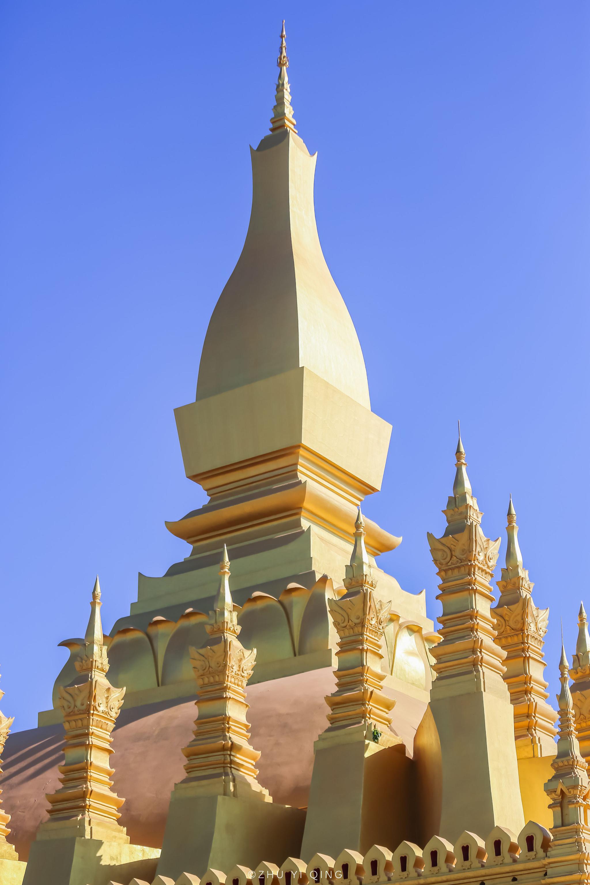 老挝首都有座金碧辉煌的佛塔塔身镶满真金当地人视为佛教圣地