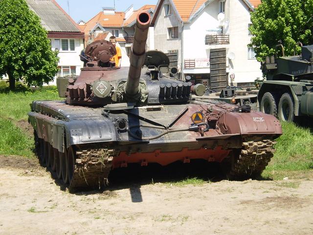 a5坦克,384辆苏联时期遗留下来的t-72坦克以及232辆波兰在t-72m1基础