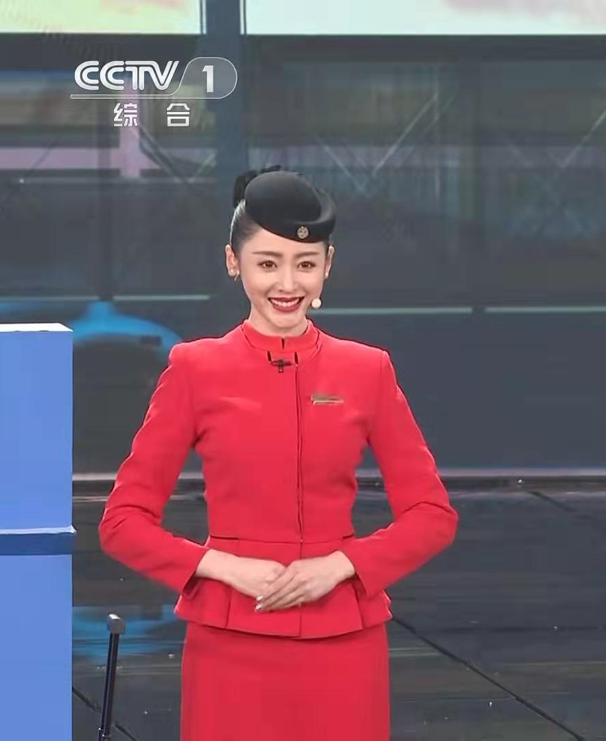 中国机长再登春晚穿制服秀美腿身材婀娜张天爱简直了
