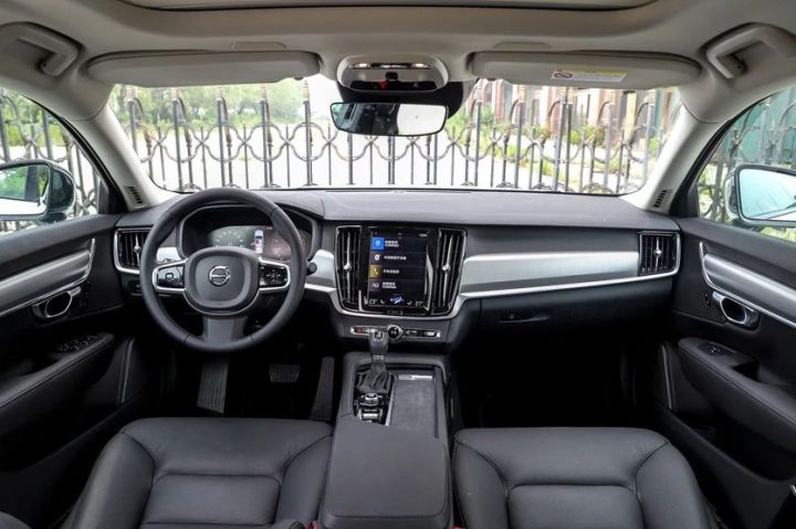 花低价开豪车！这款有里有面的C级车档次高面子足，保养还免费