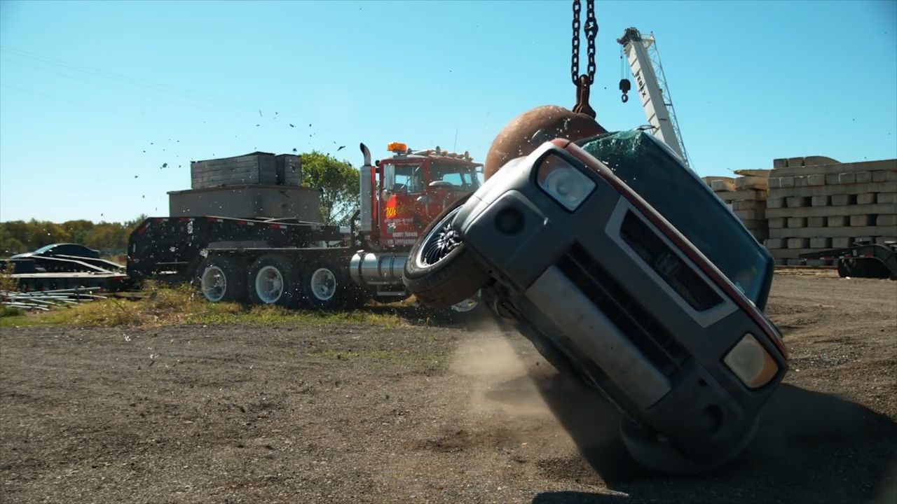 无敌损友用4吨重的铁球砸好友的房车,求老外心理阴影面积!-新浪汽车